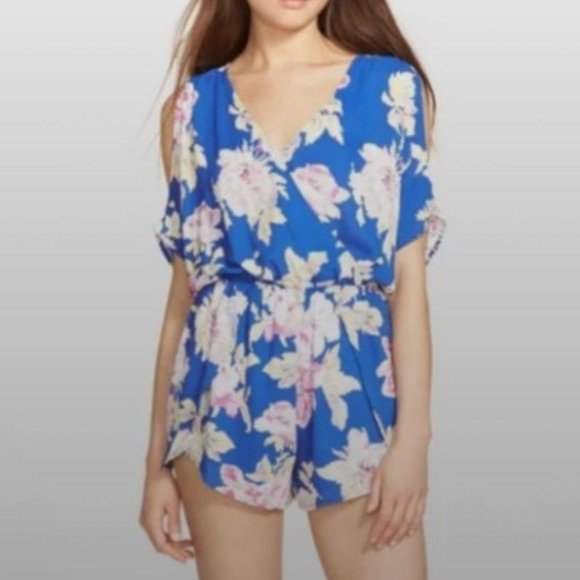 ASTR The Label Surplice cold shoulder v-neckline floral romper size M - Picture 1 of 11